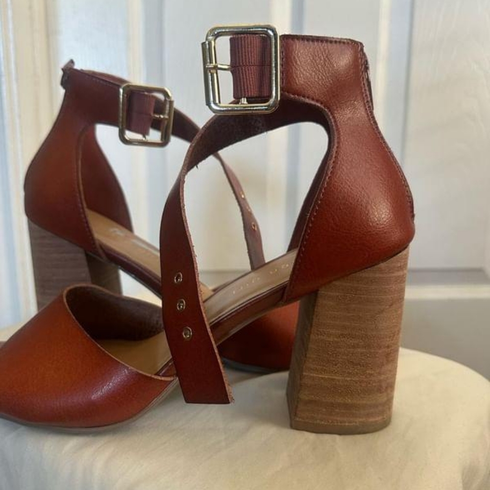 Burnt Sierra sandals with block heel and buckle | Madden Girl